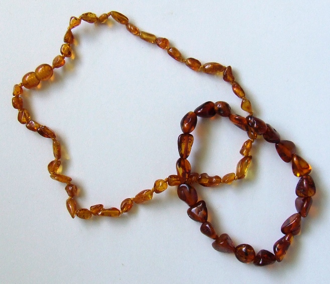 Dark cognac bracelet and light cognac necklace